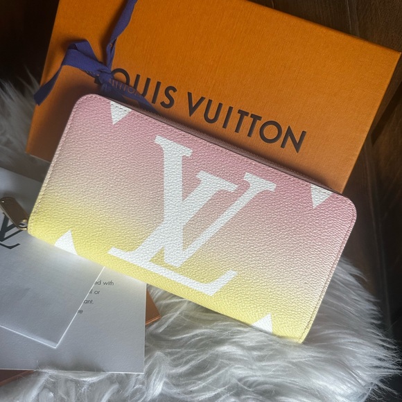 TRADED❤️LE Louis Vuitton By the Pool Zippy wallet ombré card hold giant mono - Picture 2 of 13